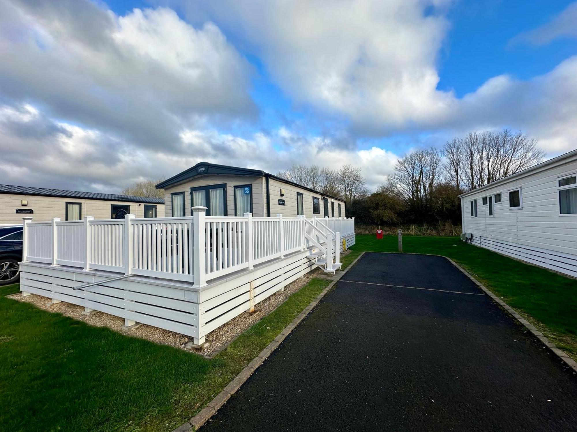 The Boat House, Hot Tub Lodge South Cerney Exterior photo